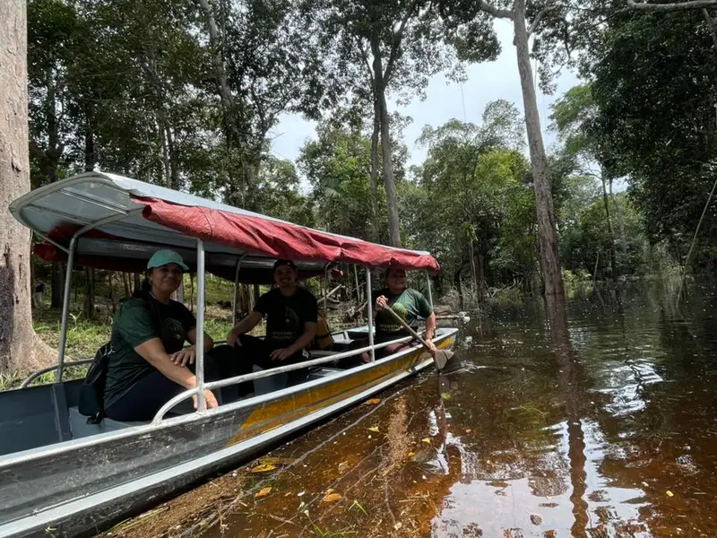 Equipe em deslocamento de barco por rio na Amazônia