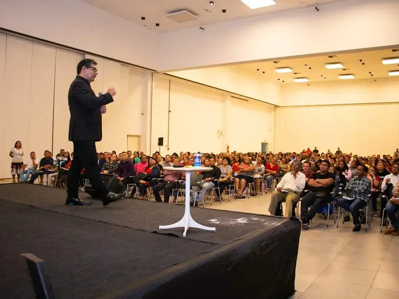 Formação em auditório com grande público